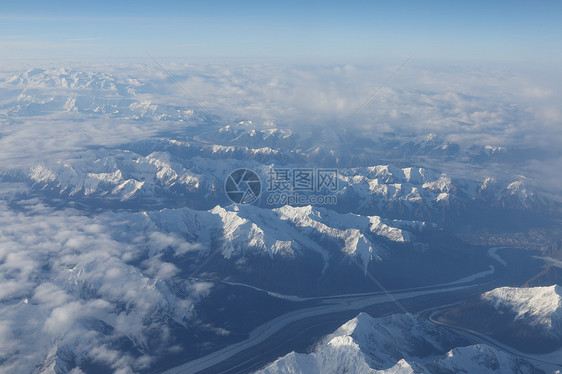 航拍雪山云层图片