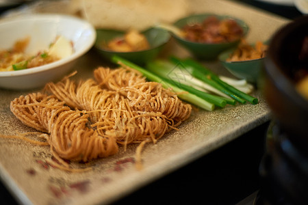 节气食物麻油馓子背景