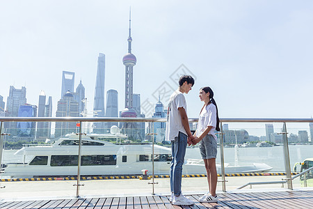 牵手情侣情人节上海情侣甜蜜牵手背景