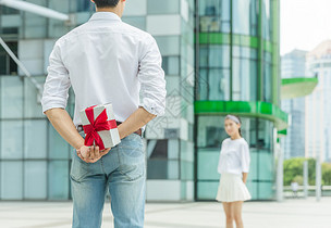 情人节男人给女人准备礼物图片