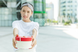 情人节恋爱女孩手递礼物图片