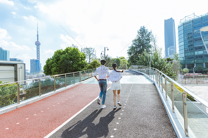 情人节热情侣牵手奔跑图片