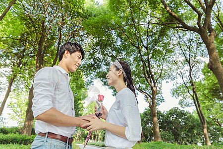 年轻情侣男人送女人玫瑰图片