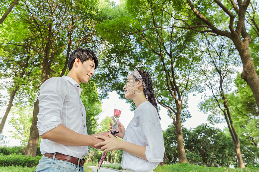 ‘~年轻情侣男人送表妹玫瑰  ~’ 的图片