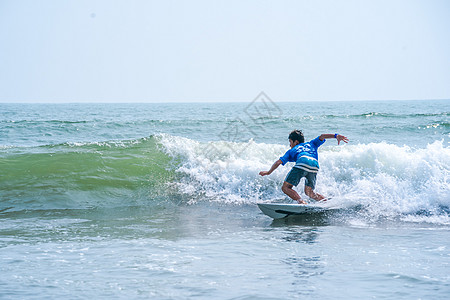 户外极限运动日本海边冲浪的孩子背景