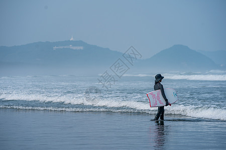 日本海边冲浪图片