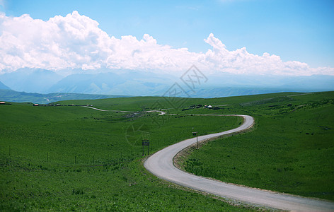 喀拉峻草原草原上的路高清图片