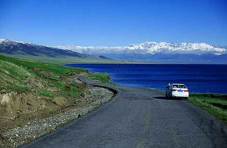 蓝色的车新疆赛里木湖公路背景