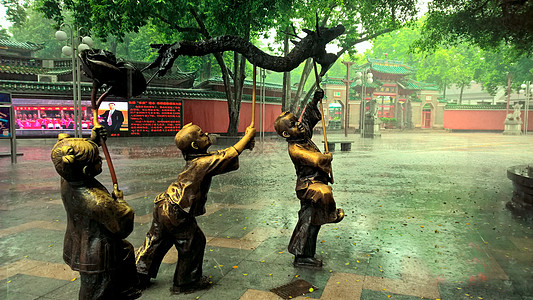 雨中雕塑雨天佛山祖庙背景