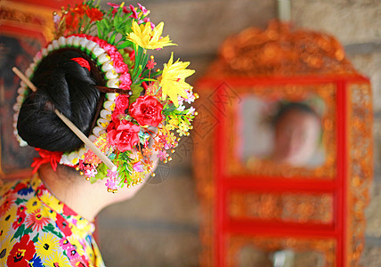 闽南红砖泉州光明之城簪花围的女性背影背景
