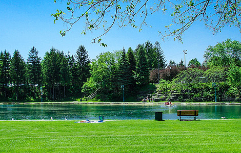 公园长椅国外的公园草坪河边背景