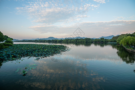 飘云西湖背景图片