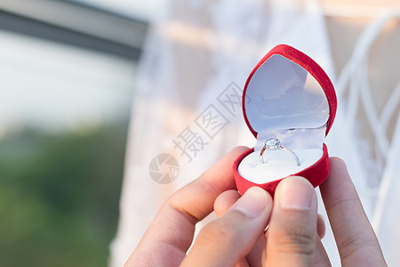 男生用戒指向女生求婚图片