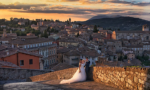 意大利古城日落下的婚纱照图片