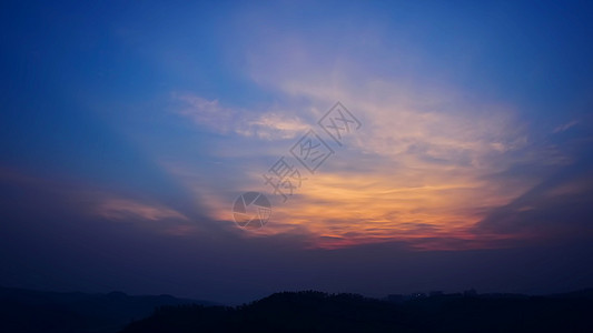 蓝色大气背景晚霞火烧云山脉天际线背景