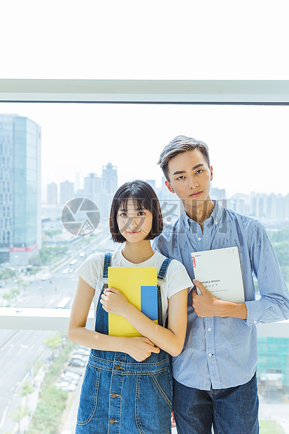 校园情侣共同学习图片