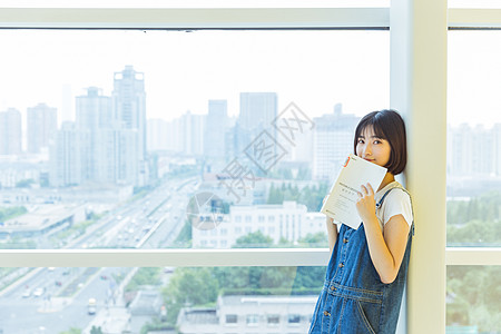 年轻女大学女生教学楼学习看书背景