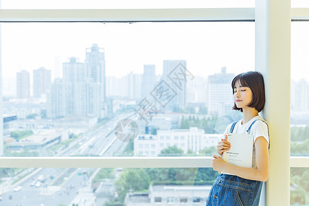 大学女生教学楼学习看书图片