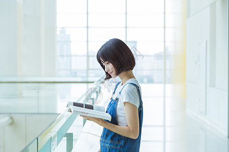 大学女生教学楼学习看书图片