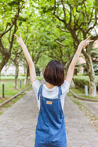 背影举手校园大学女生美丽背影背景