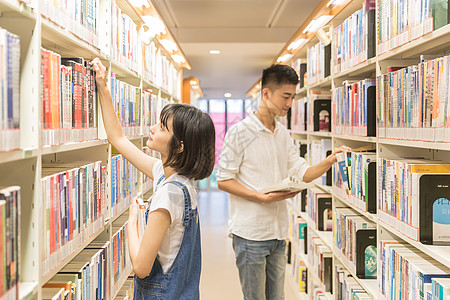 大学男女同学图书馆学习图片