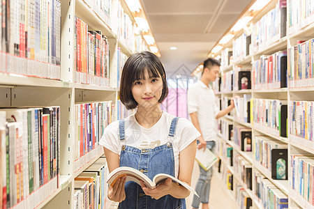 大学男女同学图书馆学习图片