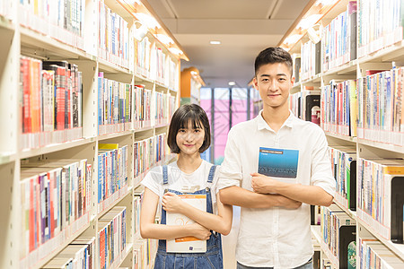 大学男女同学图书馆学习图片