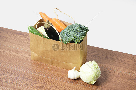 购物袋中的蔬菜图片
