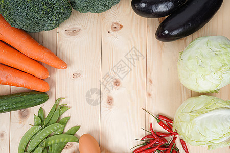蔬菜摆放在桌面图片