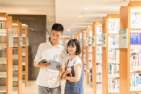 大学男女同学图书馆学习图片