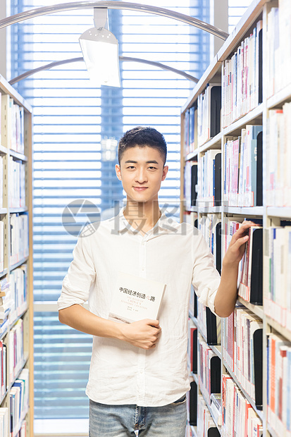 大学男生图书馆学习图片