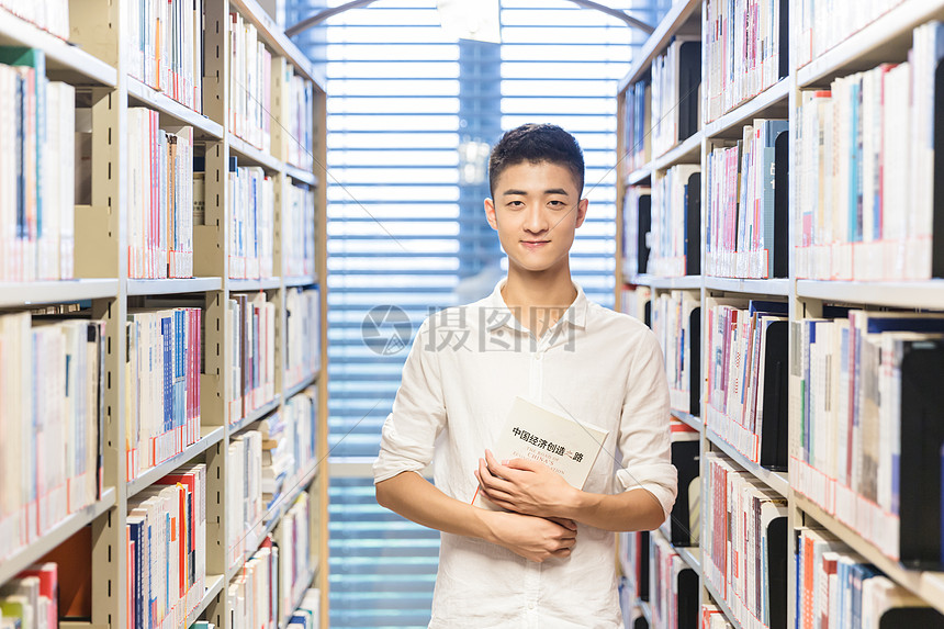 大学男生图书馆学习图片