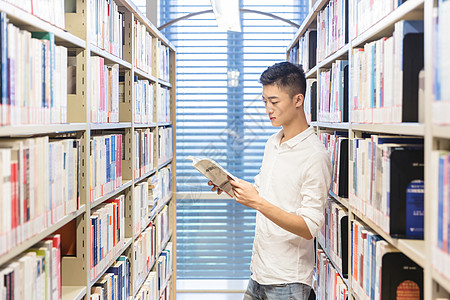 大学男生图书馆学习图片