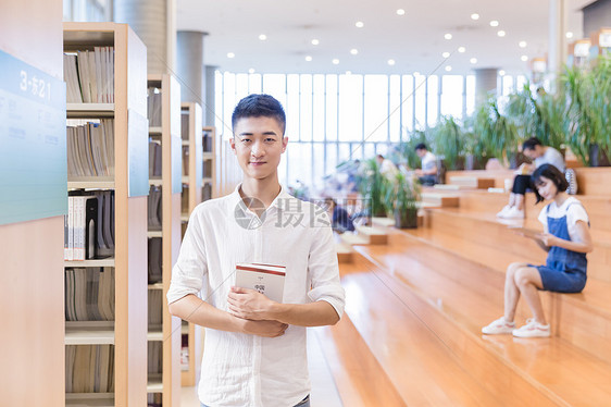 大学男生图书馆学习图片