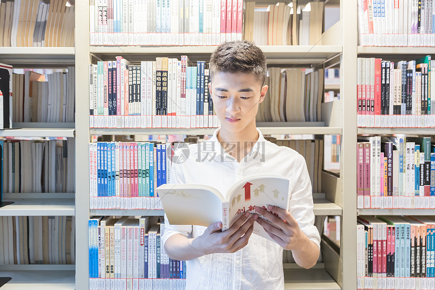 大学男生图书馆学习图片