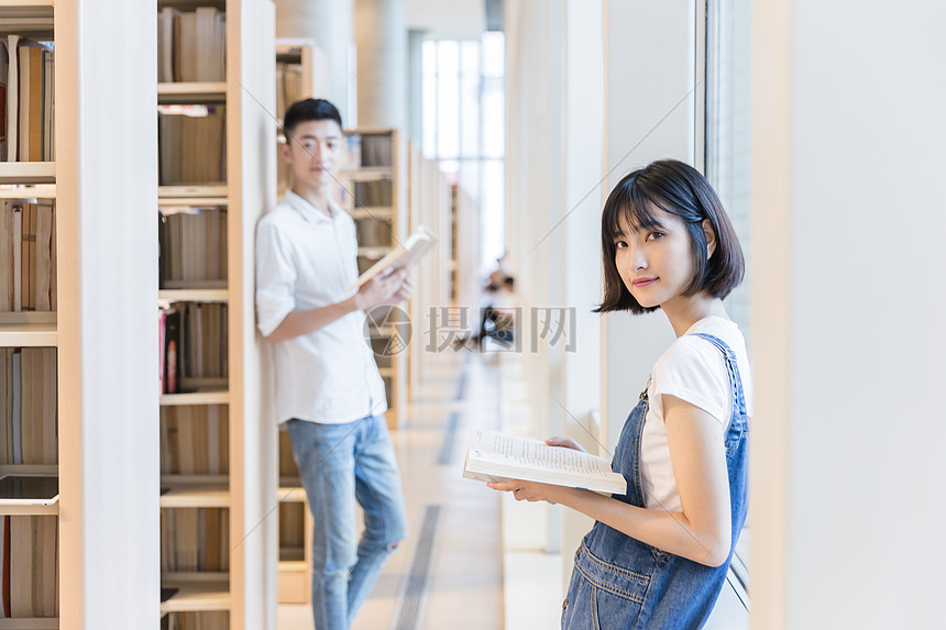 大学男女同学图书馆学习图片