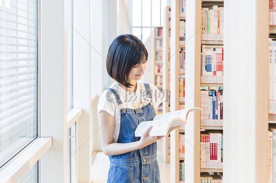 大学女生图书馆学习图片