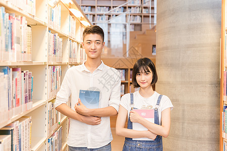 大学男女同学图书馆学习图片