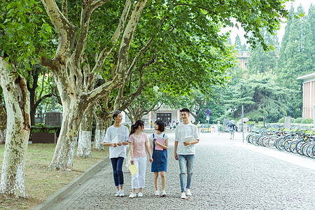 大学校园生活大学校园男女同学结伴而行背景