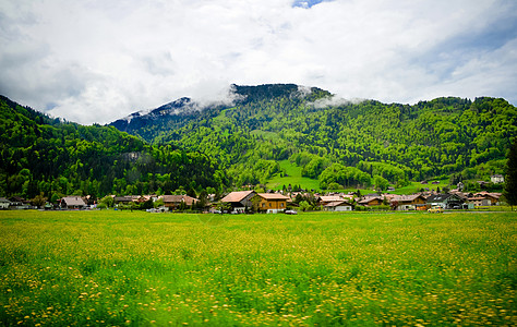山脚下的瑞士村庄高清图片