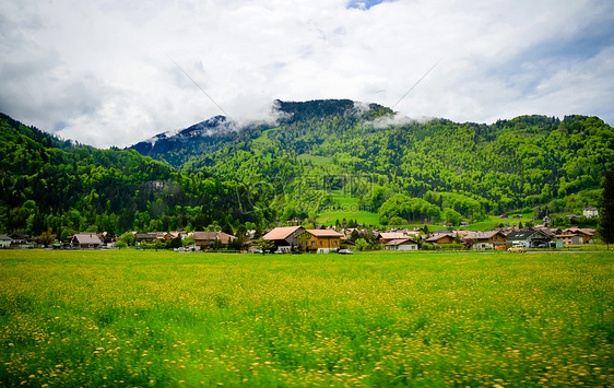 山脚下的瑞士村庄图片