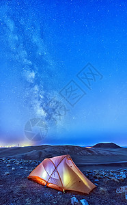 火山草原下露营背景图片