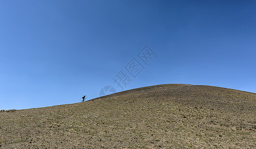 新鲜空气登山的人背景