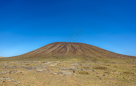 火山草原巨大的火山口高清图片