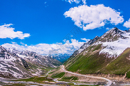 新疆雪山公路独库公路路边雪山背景
