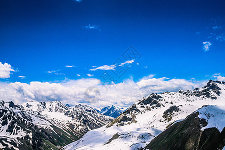 独库公路路边雪山背景图片