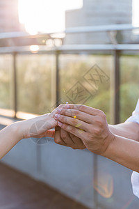 情人节情侣夕阳下求婚图片