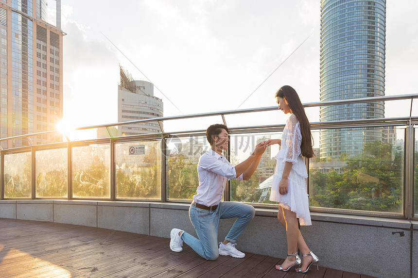 情人节情侣夕阳下求婚图片