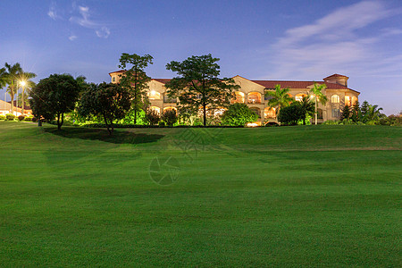 简约欧式建筑美丽的酒店外的高尔夫球场背景