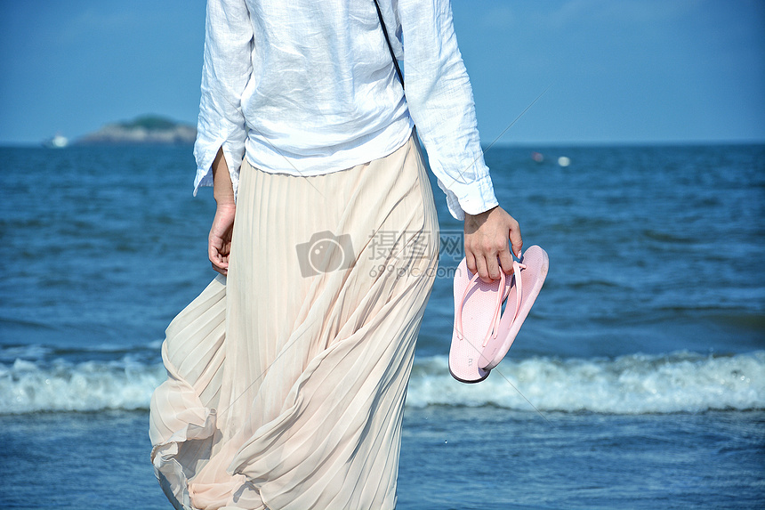 海边女性人物背影图片